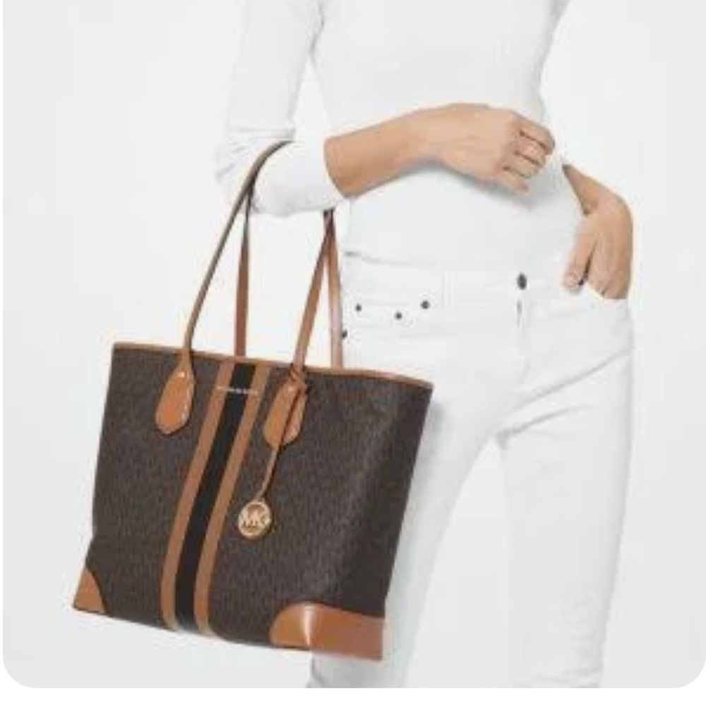 Michael Kors large bag in great condition. Comes with an envelope wallet. - Picture 2 of 11